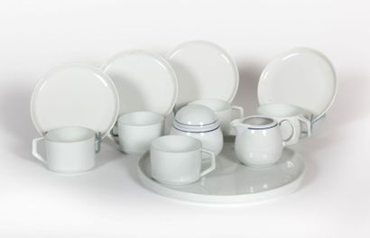 null Lot en porcelaine blanche composé d'un plat rond, de cinq tasses et quatre sous...