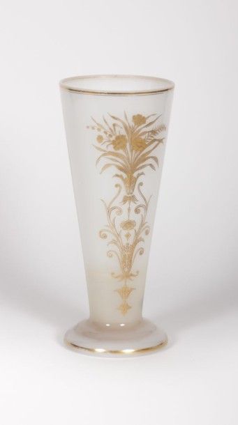 null Vase tronconique en opaline blanche à rehauts d'or à décor d'un bouquet de fleurs...