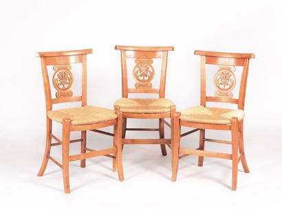 null Suite de trois chaises en bois naturel

mouluré et sculpté, le dossier cintré...