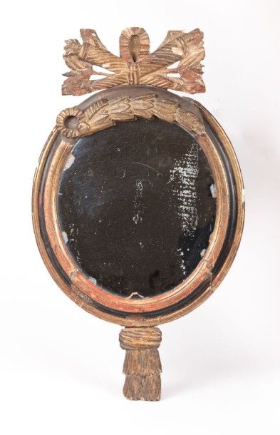 null Miroir en bois et stuc mouluré et doré, le

miroir de forme ovale s'insère dans...