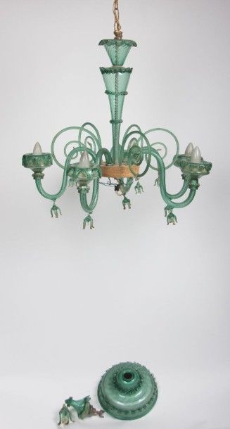 null Lustre en verre de Murano teinté vert à

cinq bras de lumière alternés de branches...