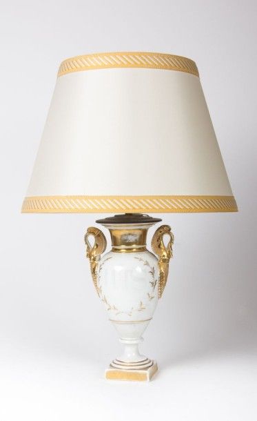 null Pied de lampe en porcelaine blanche et

rehauts d'or de forme balustre posant...