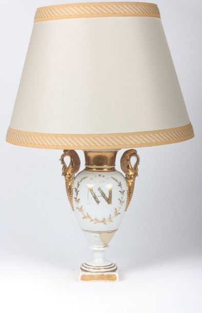 null Pied de lampe en porcelaine blanche et

rehauts d'or de forme balustre posant...