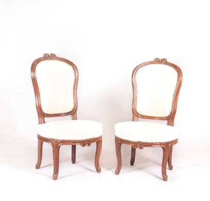 null Paire de chaises dites chauffeuses en

bois naturel, mouluré et sculpté, le...