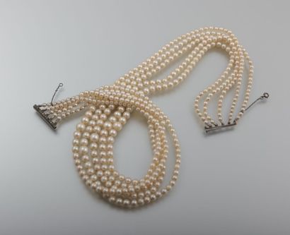 null Collier à cinq rangs de perles de culture

en chute, de 7,42 à 2,92 mm, fermoir...