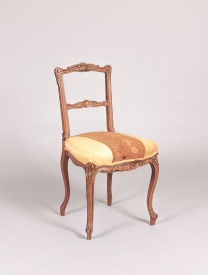 null Chaise en bois naturel mouluré, sculpté et rehaussé d'or, le dossier à barettes...