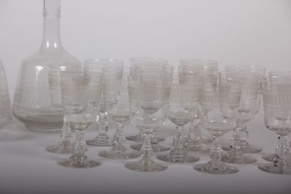 null Partie de service de verres en cristal gravé à décor de formes géométriques...
