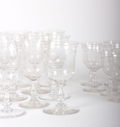 null Partie de service de table en cristal à décor de filets comprenant treize verres...