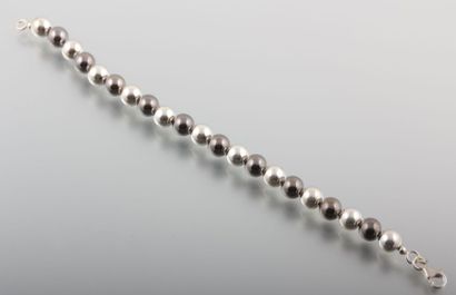 null Bracelet dit " marseillais " de perles d'argent de deux tons

Poids brut : 7.45...