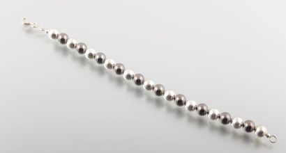 null Bracelet dit " marseillais " de perles d'argent de deux tons

Poids brut : 7.45...