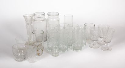 null Lot en verre dépareillé comprenant neuf verres à orangade, deux bocaux, un vase...
