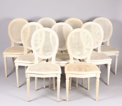 null Suite de neuf chaises en bois naturel mouluré et laqué blanc, le dossier de...