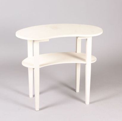 null Table rognon en bois laqué blanc, elle repose sur quatre pieds à sections carrées...