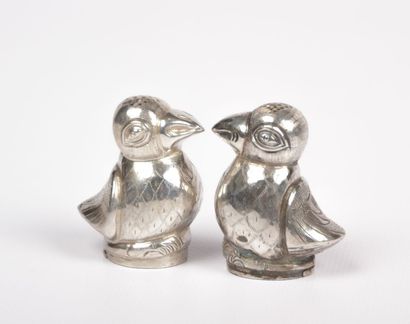 null Paire de salières en argent figurant des

oiseaux.

Travail asiatique

Haut....