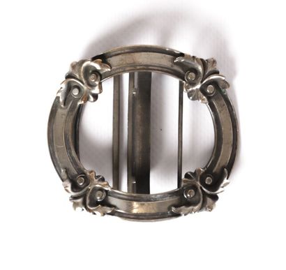 null Boucle de ceinture en métal argenté de

forme ovale à décor d'agrafes feuil...