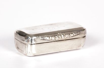 null Tabatière en argent de forme rectangulaire

ouvrant par un couvercle orné d'un...