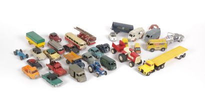 null Lot composé de 20 véhicules miniatures de marque Dinky Toys, une voiture Quiralu,...