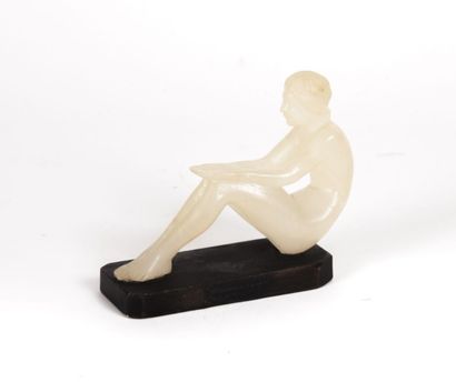 null Sculpture en albâtre représentant une femme assise reposant sur un socle

XXème...