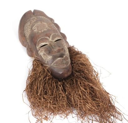 null Important masque africain en bois à décor de scarifications en métal et barbe...