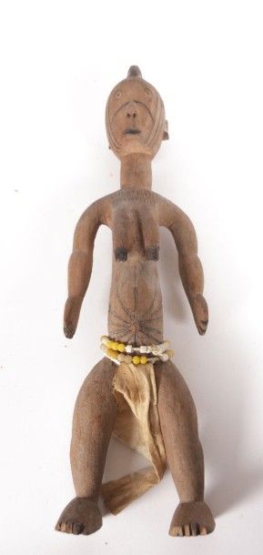 null Statuette africaine en bois figurant une femme ornée d'un pagne en tissu et...