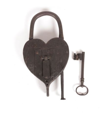 null Cadenas en fer forgé en forme de coeur et sa clef

Fin XIXème siècle - Début...