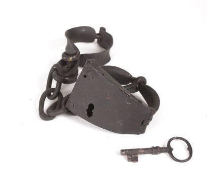 null Menottes de bagnard et leur chaîne en fer forgé avec leur clef

XIXème siècle

(en...