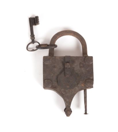 null Cadenas en fer forgé de forme écusson et sa clef

XIXème siècle

(protection...