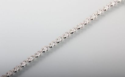 null Bracelet ligne en or blanc composé de

maillons ajourés en huit ornés de diamants...