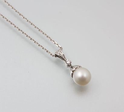Pendentif en or gris formée d'une perle de...