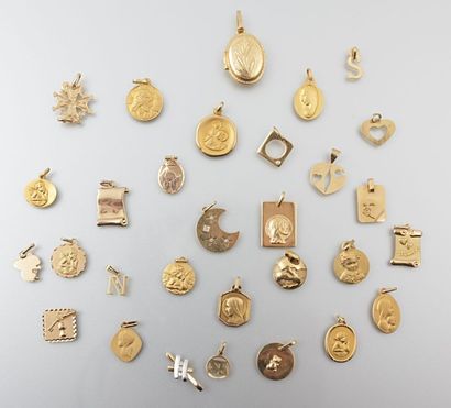 null Lot en or comprenant des médailles diverses, un médaillon certaines ornées de...