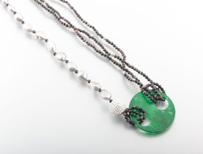null Sautoir trois rangs de perles d'onyx facetés orné de deux motifs de jade ciselée...