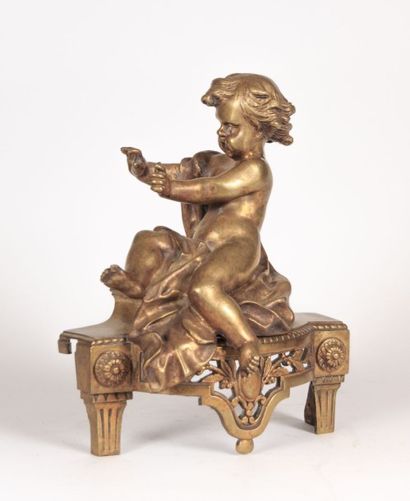 null Devant de chenet en bronze figurant un putto se réchauffant les mains assis...