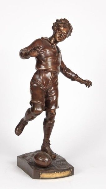 null KINSBURGER Sylvain (1855-1935) 

Joueur de Foot-Ball

Bronze à patine brune

Signé...