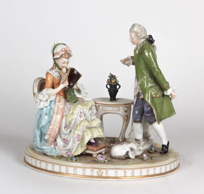 null NAPLES

Groupe en porcelaine polychrome et rehauts d'or figurant un couple s'adonnant...