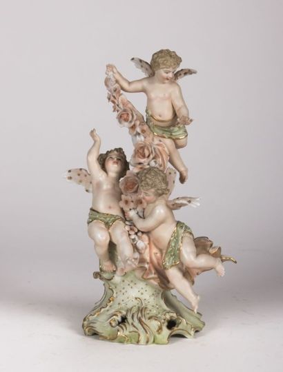 null ALLEMAGNE

Groupe en biscuit polychrome présentant des putti soutenant une guirlande...