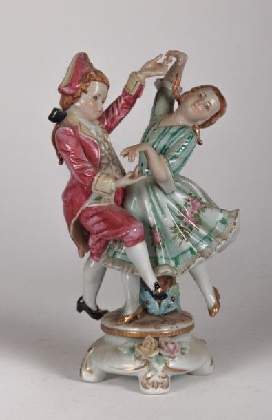 null Groupe en porcelaine polychrome figurant un couple d'enfants dansant

Haut....