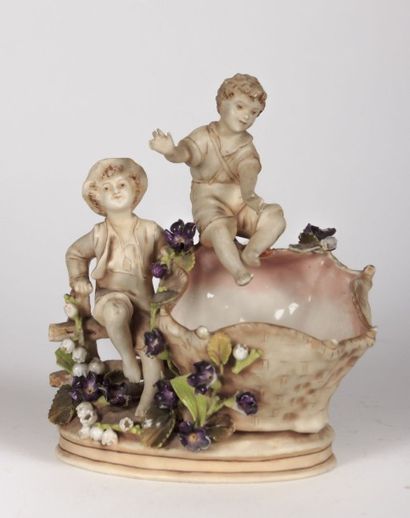 null Coupe en porcelaine figurant un panier tressé agrémenté de deux enfants dans...