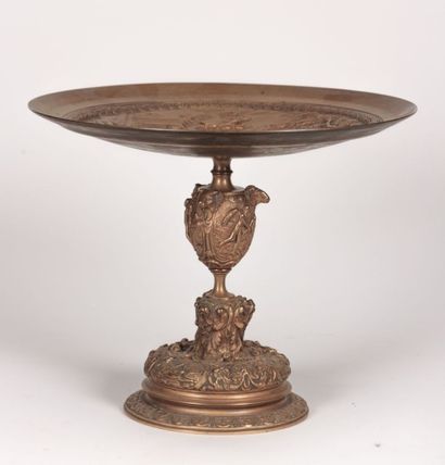 null Coupe montée en bronze posant sur un socle piédouche à décor d'élégantes dans...