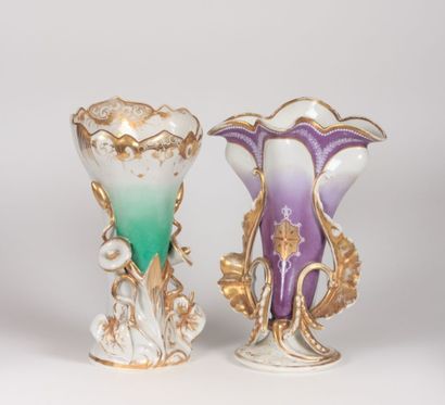 null PARIS

Deux vases cornet en porcelaine blanche à décor polychrome et rehauts...