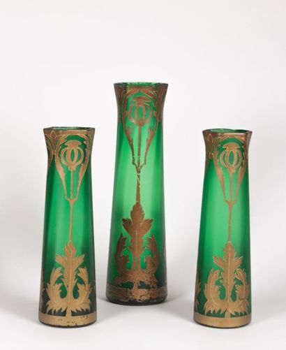 null Suite de trois vases de forme rouleau dont une paire en verre vert rehaussé...
