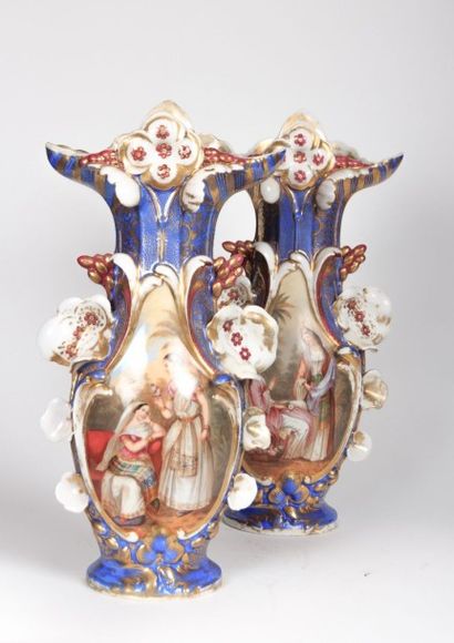 null PARIS

Paire de vases cornet en porcelaine blanche à décor polychrome et rehauts...