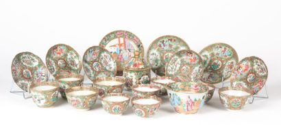 null CHINE - Canton

Tasses et sous tasses en porcelaine à décor de scènes de palais...