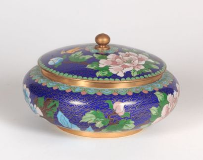 null Bonbonnière à décor de pivoines sur fond bleu en émaux cloisonnés polychromes

Haut....