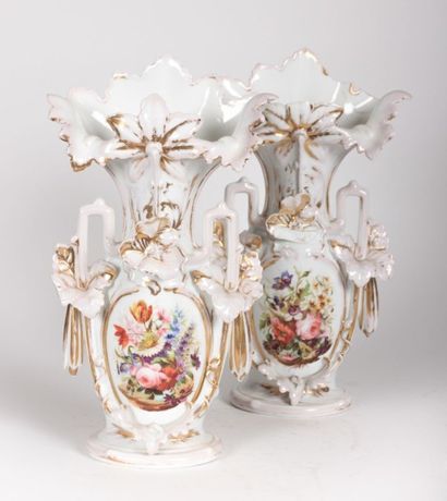 null PARIS 

Paire de vases cornet en porcelaine blanche peignés roses et rehauts...