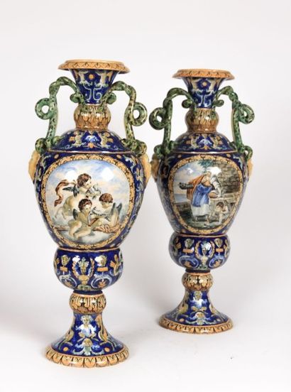 null ITALIE 

Paire de vases en faïence de forme balustre posant sur un piédouche...