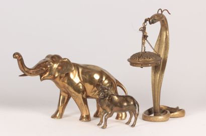 null Eléphant et vache sacrée en bronze 

On y joint un pied de lampe le fût figurant...