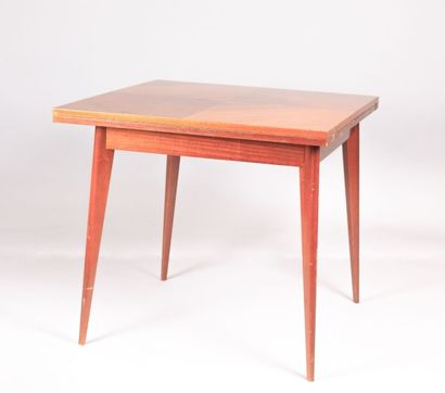 null Table en bois de placage marqueté en feuille, le plateau de forme carrée déployant,...