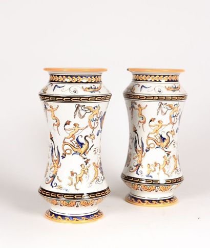 null GIEN

Paire de vases de forme albarello en faïence blanche à décor polychrome...