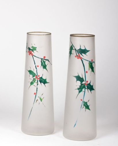 null Paire de vases de forme fuselée en verre légèrement dépoli à décor de branches...