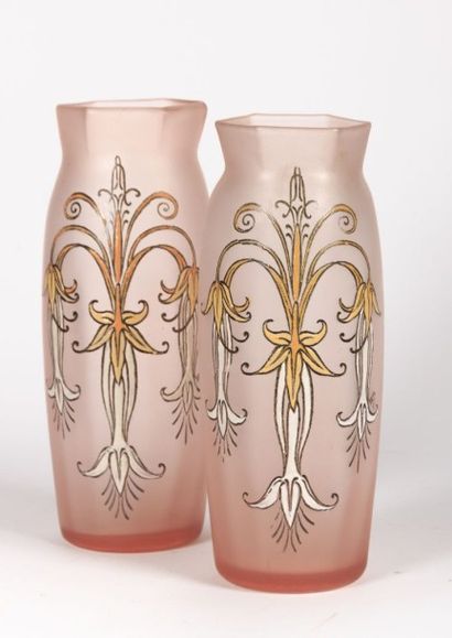 null Paire de vases en verre rosé à décor émaillé de Daturas stylisées

Signés Leg.

Haut....